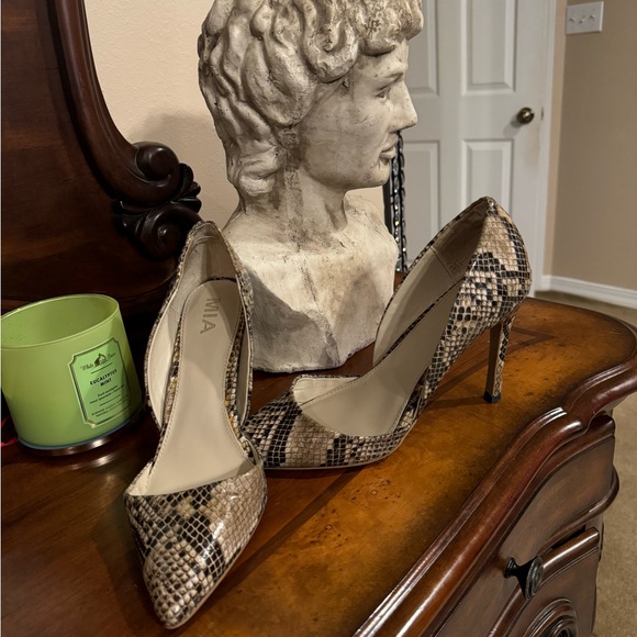 Classy Heels By Mia - Picture 5 of 5